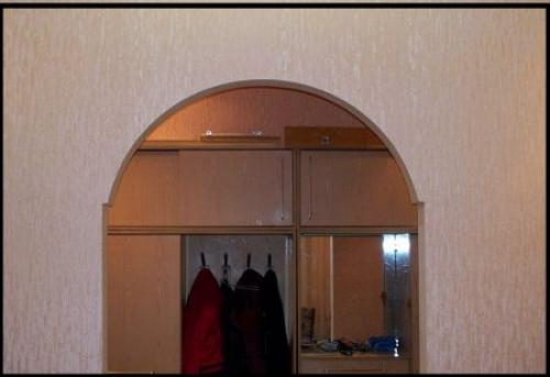 Оформление арки обоями. Как самостоятельно можно обклеить арку в доме обоями?