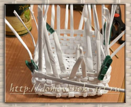 Квадратная корзина из газетных трубочек. Стенки квадратной корзины из бумажных трубочек