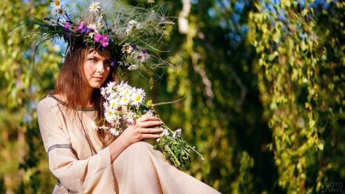 Как сделать венок на голову своими руками. Учимся плести венки на голову из живых и искусственных цветов