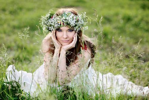 Как сделать венок на голову своими руками. Учимся плести венки на голову из живых и искусственных цветов