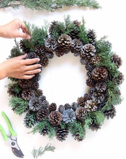 Новогодний венок на дверь своими руками. Новогодние венки на дверь своими руками: 7 пошаговых мастер-классов