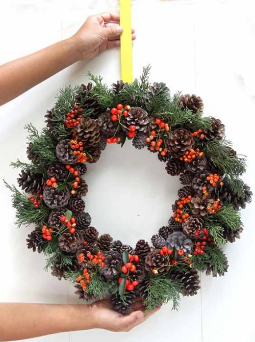 Новогодний венок на дверь своими руками. Новогодние венки на дверь своими руками: 7 пошаговых мастер-классов