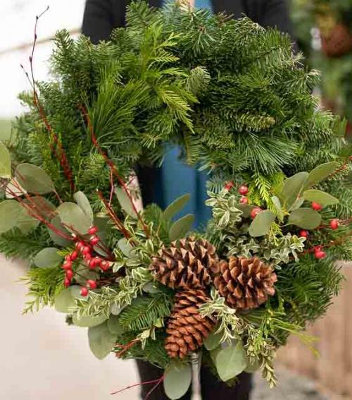 Новогодний венок на дверь своими руками. Новогодние венки на дверь своими руками: 7 пошаговых мастер-классов