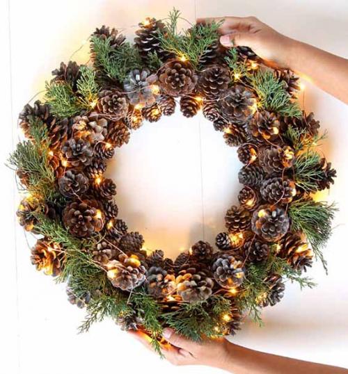 Новогодний венок на дверь своими руками. Новогодние венки на дверь своими руками: 7 пошаговых мастер-классов