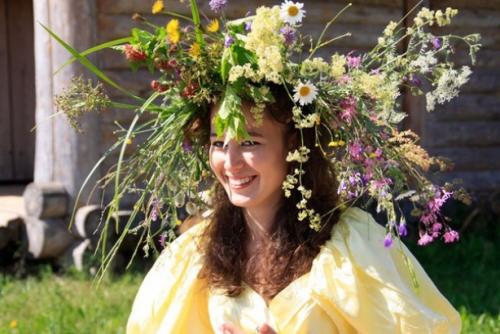 Как сделать венок на голову своими руками. Учимся плести венки на голову из живых и искусственных цветов