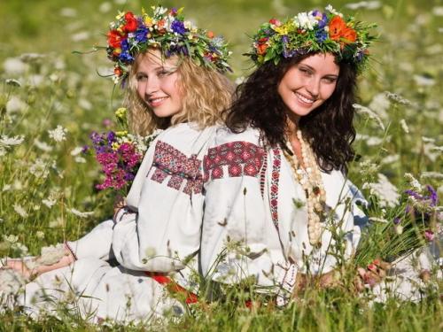 Как сделать венок на голову своими руками. Учимся плести венки на голову из живых и искусственных цветов