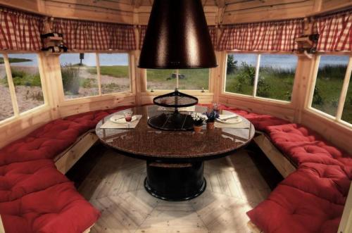 Проекты крытых беседок. Закрытые беседки: идеи обустройства и варианты дизайна. 130 фото лучших вариантов беседок и нюансы их применения в ландшафтном дизайне