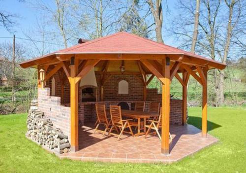 Бюджетный полы в беседке. Особенности устройства пола