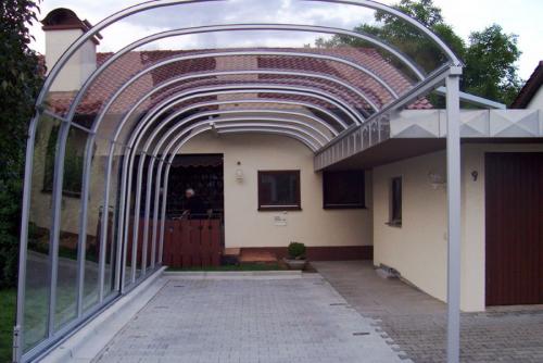 Навес во дворе. Навесы из поликарбоната во дворе частного дома: фото популярных конструкций