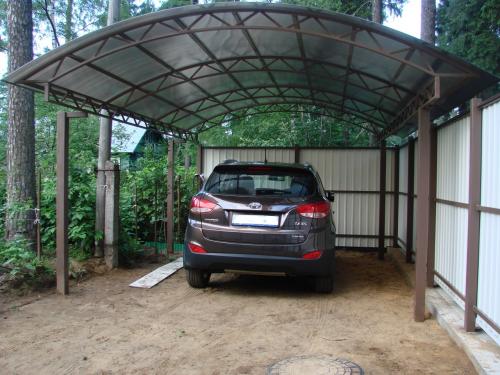 Как делать арочный навес из поликарбоната. Преимущества поликарбоната 05