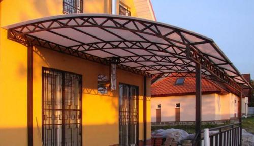 Как сделать навесы из поликарбоната своими руками. Строим навес из поликарбоната своими руками — плюсы и минусы поликарбоната, типы навесов, мастер-класс по изготовлению и установке своими руками