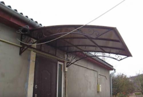 Козырек над дверью своими руками. Как построить навес над крыльцом своими руками