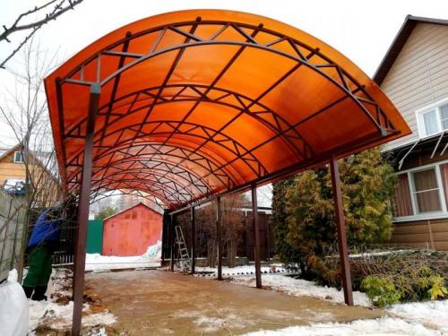 Навес из сотового поликарбоната своими руками. Навес из поликарбоната — поэтапный мастер-класс для изготовления своими руками, преимущества навеса, особенности конструкции