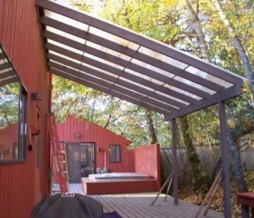 Деревянный навес из поликарбоната своими руками. Как построить навес к дому: конструкция из дерева и поликарбоната