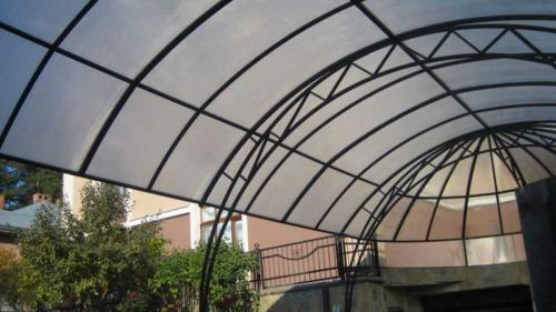 Навес из сотового поликарбоната своими руками. Навес из поликарбоната — поэтапный мастер-класс для изготовления своими руками, преимущества навеса, особенности конструкции