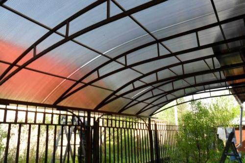 Навес из сотового поликарбоната своими руками. Навес из поликарбоната — поэтапный мастер-класс для изготовления своими руками, преимущества навеса, особенности конструкции