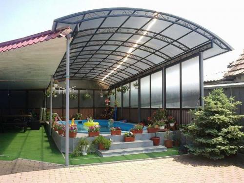 Навес из сотового поликарбоната своими руками. Навес из поликарбоната — поэтапный мастер-класс для изготовления своими руками, преимущества навеса, особенности конструкции