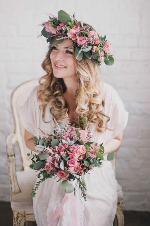 Как сплести красивый венок. Как сделать венок на голову своими руками: плетение из живых и искусственных цветов, лент, на свадьбу или Новый Год