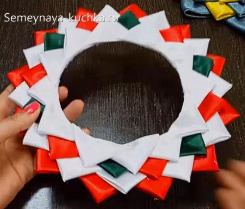 Как сделать венок из веток. Рождественского венка с плоской основой.