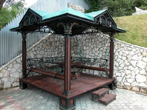 Летняя беседка для дачи. Виды конструкций