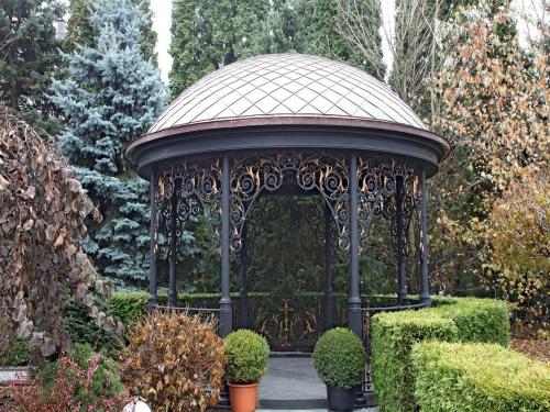 Металлическая беседка своими руками. Разновидности металлических беседок и их преимущества