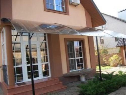 Козырек над крыльцом из поликарбоната. Особенности козырьков из поликарбоната над крыльцом 01 Козырек над крыльцом из поликарбоната. Особенности козырьков из поликарбоната над крыльцом 01