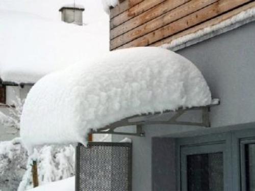 Козырек над крыльцом из поликарбоната. Особенности козырьков из поликарбоната над крыльцом 06 Козырек над крыльцом из поликарбоната. Особенности козырьков из поликарбоната над крыльцом 06