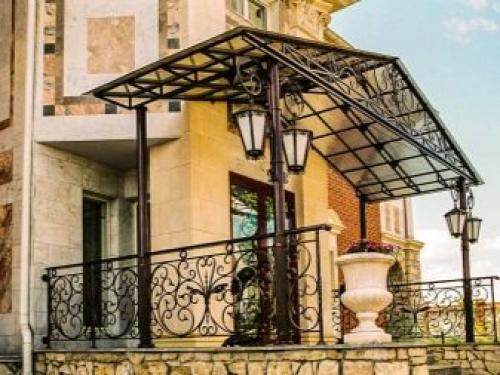 Козырек над крыльцом из поликарбоната. Особенности козырьков из поликарбоната над крыльцом 09 Козырек над крыльцом из поликарбоната. Особенности козырьков из поликарбоната над крыльцом 09