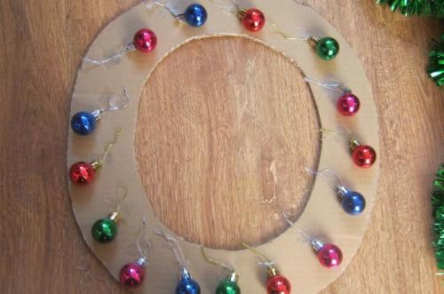 Новогодний венок своими руками с детьми. Новогодний венок своими руками. 12 мастер-классов по изготовлению венков в домашних условиях