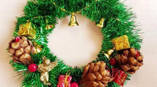 Новогодний венок из мишуры своими руками пошагово. Рождественский венок 2023 своими руками для детей. Мастер-классы из разных материалов