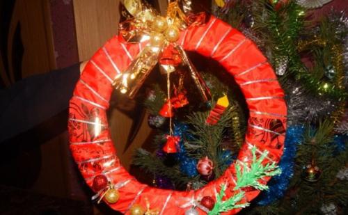 Новогодний венок из мишуры своими руками пошагово. Рождественский венок 2023 своими руками для детей. Мастер-классы из разных материалов