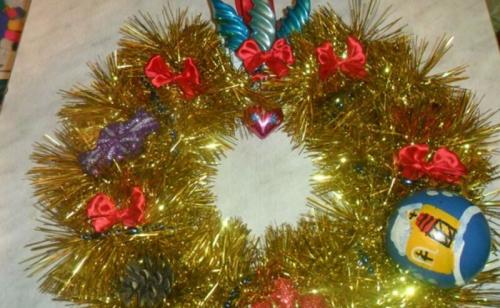 Новогодний венок из мишуры своими руками пошагово. Рождественский венок 2023 своими руками для детей. Мастер-классы из разных материалов