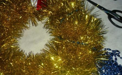 Новогодний венок из мишуры своими руками пошагово. Рождественский венок 2023 своими руками для детей. Мастер-классы из разных материалов