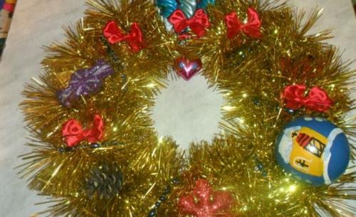Новогодний венок из мишуры своими руками пошагово. Рождественский венок 2023 своими руками для детей. Мастер-классы из разных материалов
