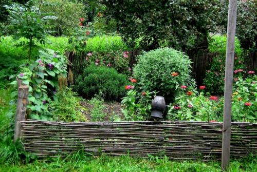 Украшение сада своими руками из подручных материалов. 90 идей украшений для сада своими руками (фото)