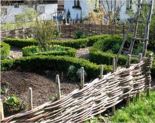 Как сделать плетень для клумбы. Выбор материалов и особенности их подготовки