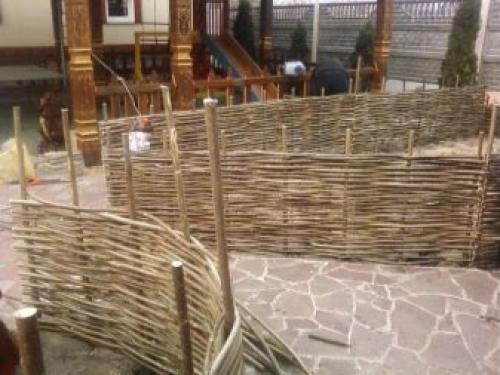 Как сделать плетень своими руками из веток лозы и ивы. Фото-идеи 08