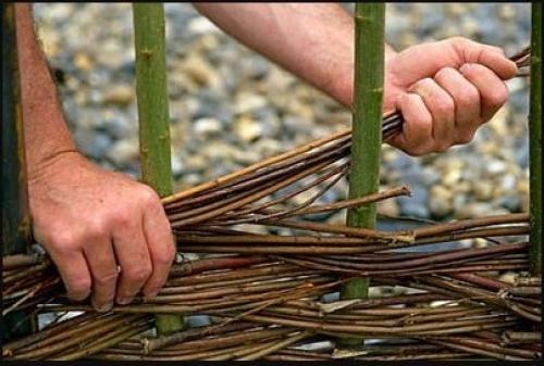 Из чего можно сделать плетень на даче кроме веток. Заготовки для плетения