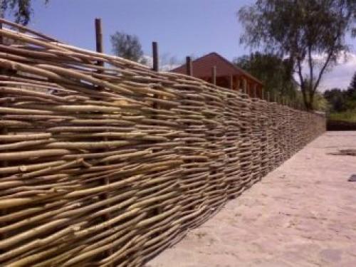 Плетеный забор из веток. Особенности 01