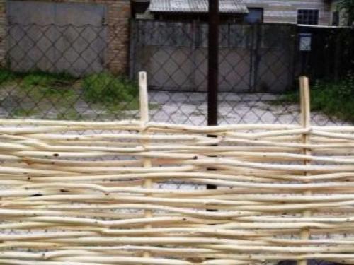 Плетеный забор из веток. Особенности 10