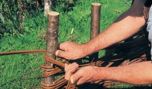 Плетеный забор из веток. Особенности 20