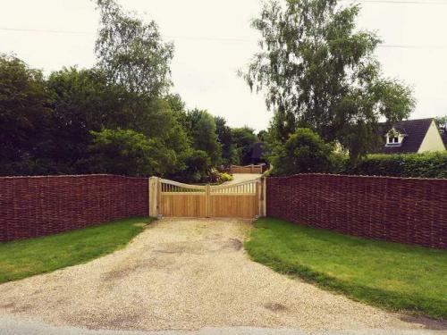 Ограда из лозы. Забор из лозы — пошаговая инструкция, как сплести своими руками красивый и прочный забор (145 фото + видео)