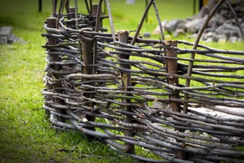 Плетеный забор из ивы. Плетеный забор из лозы –, как сделать, установить и украсить забор из плетеной лозы. Мастер-класс изготовления (125 фото)