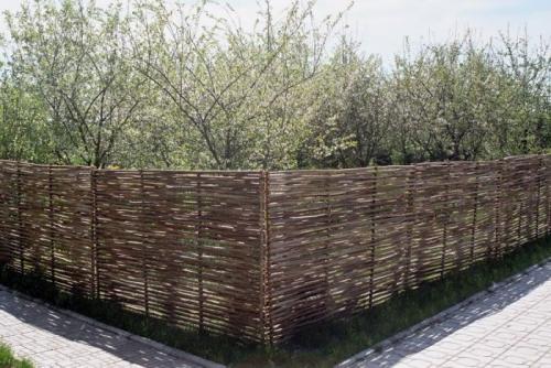 Плетеный забор из ивы. Плетеный забор из лозы –, как сделать, установить и украсить забор из плетеной лозы. Мастер-класс изготовления (125 фото)
