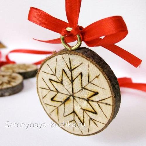 Поделки из спилов дерева на Новый год. на Новый Год.