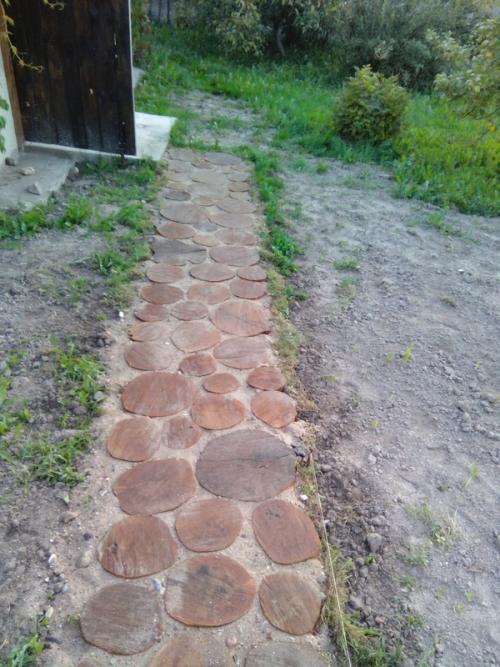 Мощение деревянными спилами. Дорожка из срезов дерева. Нюансы.